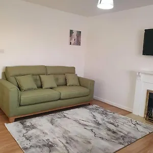 Lovely 2-bedroom With Indoor Fire Place London